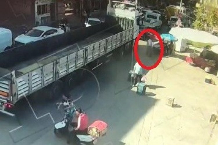 Bursa Yıldırım'da TIR'ın &ccedil;arptığı seyyar satıcı hayatını kaybetti