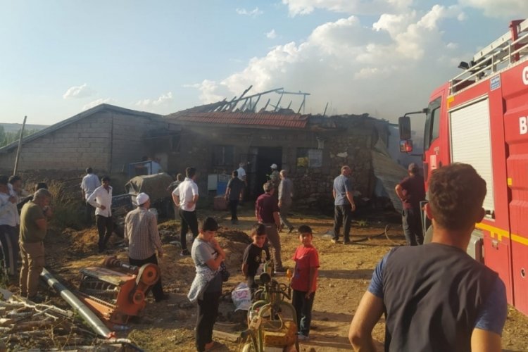 Alevlere teslim olan ahır ve samanlık k&uuml;le d&ouml;nd&uuml;