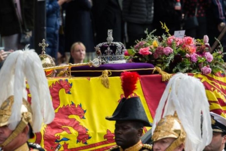 Krali&ccedil;e 2. Elizabeth'in naaşı defnedileceği Windsor'a getirildi