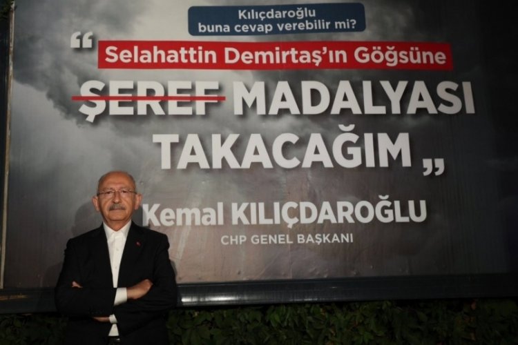 Kılı&ccedil;daroğlu'ndan Elazığ'da eleştirildiği afişle poz