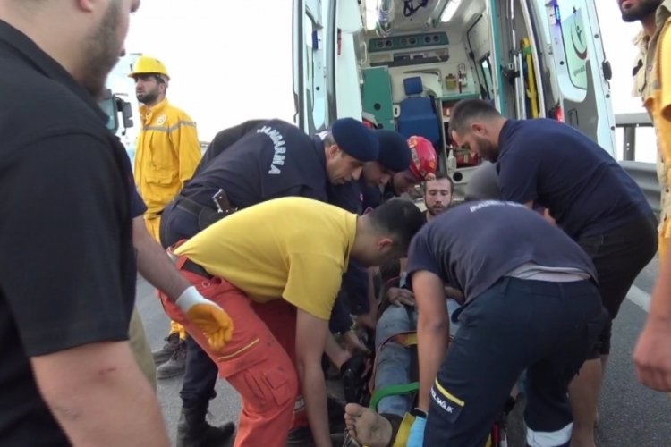 Bursa'da şarampole yuvarlanan kamyonet s&uuml;r&uuml;c&uuml;s&uuml;n&uuml;, yangına giden itfaiyeciler kurtardı