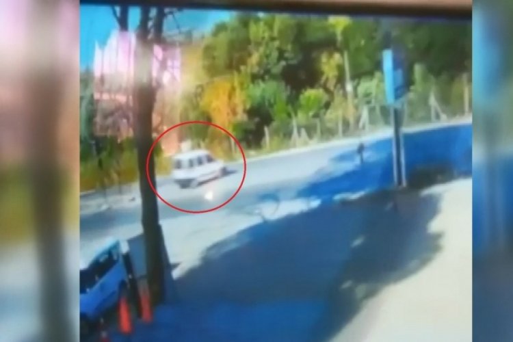 Bursa'da hatalı d&ouml;n&uuml;ş yapan araca motosiklet &ccedil;arptı