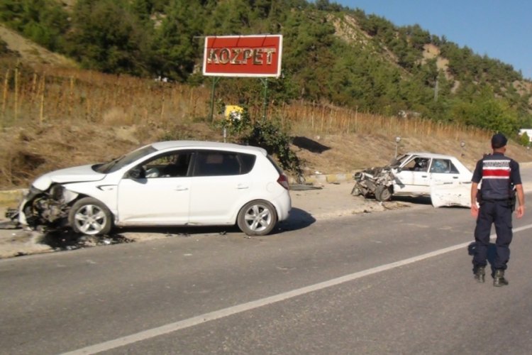 Sakarya'da iki otomobil &ccedil;arpıştı, 2 kişi yaralandı