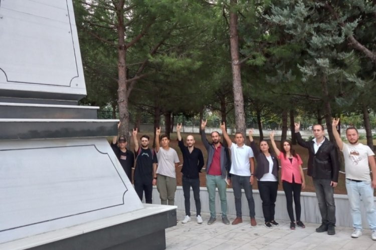 Zafer Partisi Nil&uuml;fer İl&ccedil;e Başkanlığı 'Gazi Mezarlığını' ziyaret etti