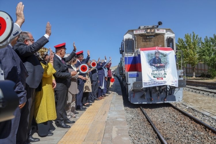 Bakan Kiriş&ccedil;i eşliğinde Van'dan, Pakistan'a İyilik Treni uğurlandı