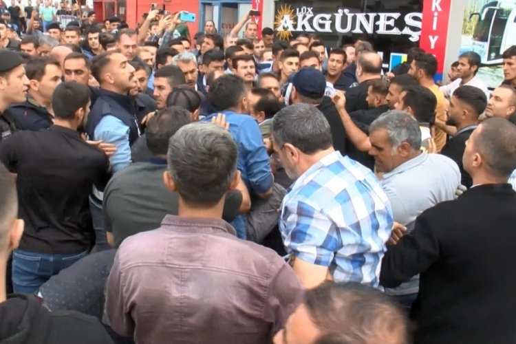 İstanbul'da işyerleri m&uuml;h&uuml;rlenen esnafla zabıta arasında arbede