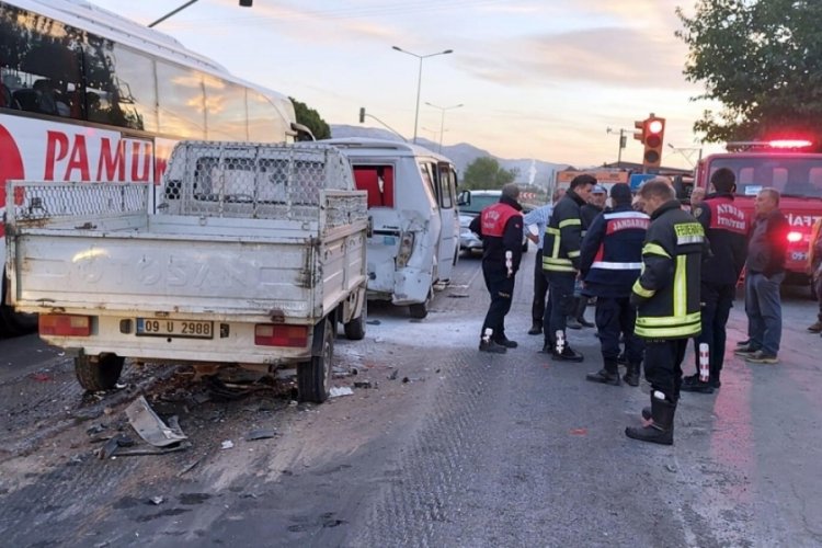 Aydın'da kamyonet, servis minib&uuml;s&uuml;ne &ccedil;arptı: 1 &ouml;l&uuml;, 6 yaralı