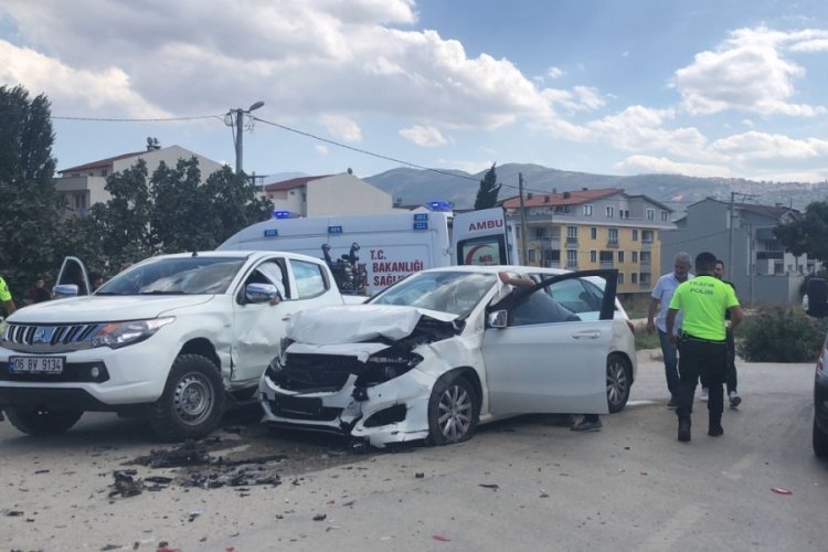 Bursa'da 3 ara&ccedil; birbirine girdi: 3 yaralı
