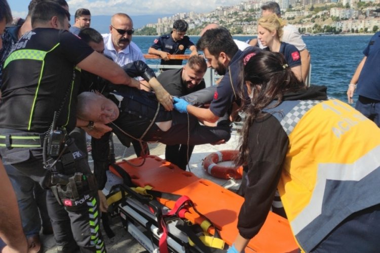 Bursa Gemlik'te iskelede denize d&uuml;şen yaşlı adam i&ccedil;in seferber oldular