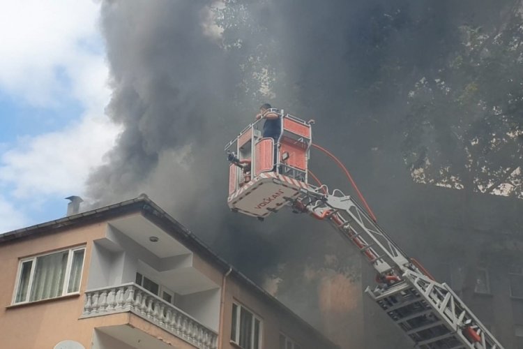 Bursa'da apartmanın &ccedil;atı katında &ccedil;ıkan yangın korkuttu
