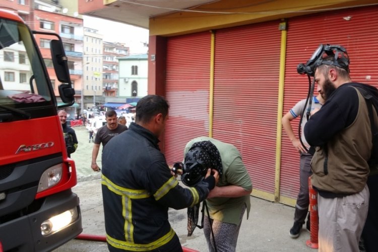 Rize'de &ccedil;ıkan yangında 4 kişi &ccedil;atı katında mahsur kaldı