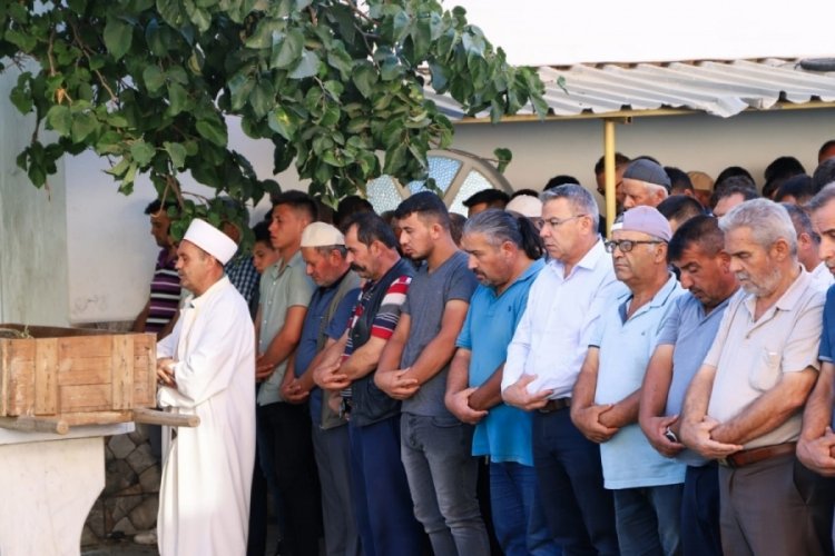Kazada hayatını kaybeden kamyonet şof&ouml;r&uuml; son yolculuğuna uğurlandı