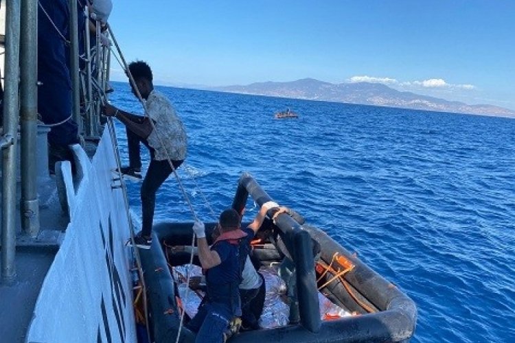 &nbsp;İzmir a&ccedil;ıklarında 66 g&ouml;&ccedil;men kurtarıldı
