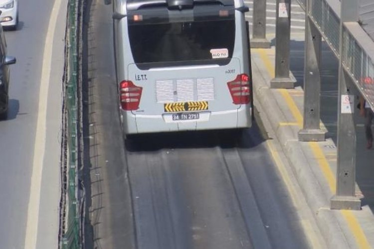 Arızalanan metrob&uuml;s yoğunluğa neden oldu