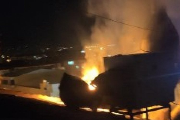 Restoranın &ccedil;atısı alev alev yandı