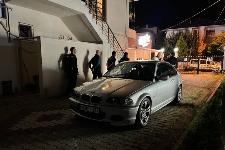 Kocaeli'nde 2 arkadaşa otomobil &ccedil;arptı: 1 &ouml;l&uuml;, 1 yaralı