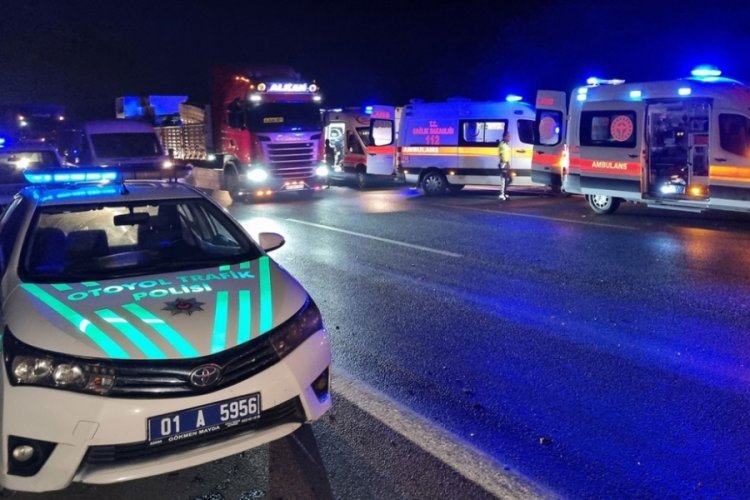 Adana'da tır ve pikap &ccedil;arpıştı: 2 &ouml;l&uuml;
