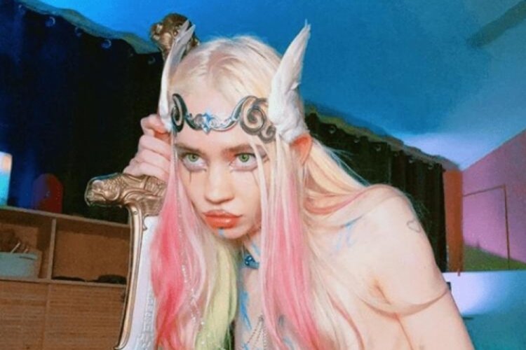 Grimes, elf kulağı yaptırdı