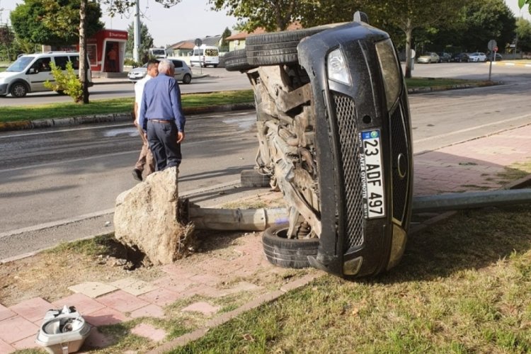 Elazığ'da direğe &ccedil;arpan otomobil devrildi: 2 yaralı