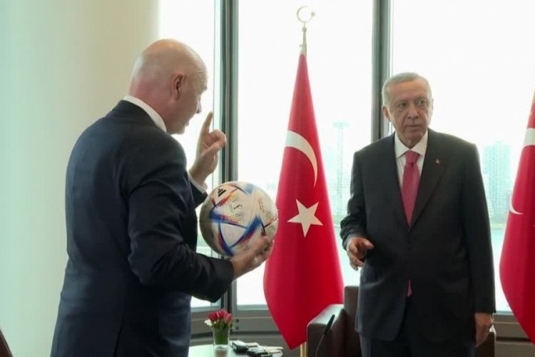 Cumhurbaşkanı Erdoğan FIFA Başkanının hediyesi topa kafa attı