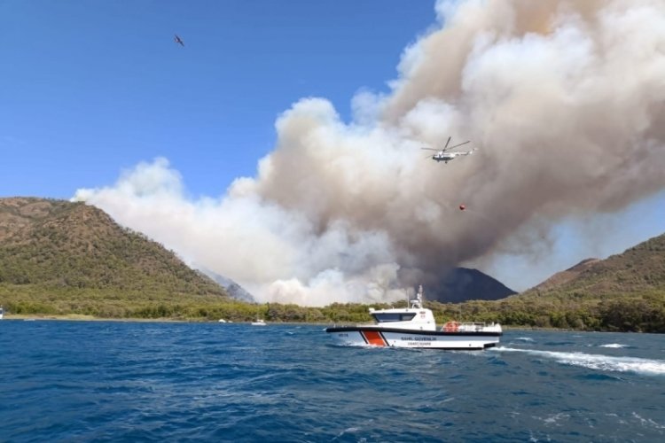 Marmaris yangınına 15 helikopter, 8 u&ccedil;ak m&uuml;dahale ediyor