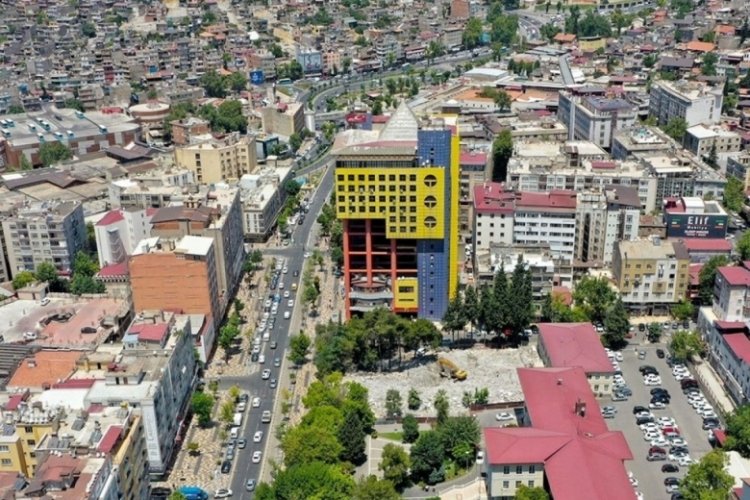 Kahramanmaraş'da bulunan d&uuml;nyanın en sa&ccedil;ma binası yıkıldı