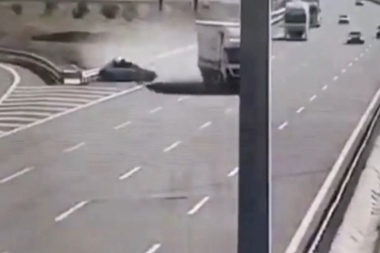 İstanbul'da tırın bi&ccedil;tiği ara&ccedil; kazası kamerada