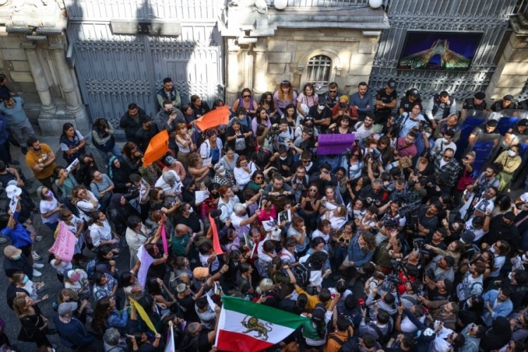İstanbul'da İran Başkonsolosluğu &ouml;n&uuml;nde Mahsa Emini'nin &ouml;l&uuml;m&uuml; protesto edildi