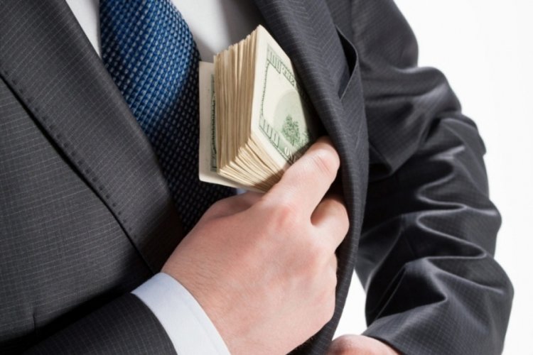İcra m&uuml;d&uuml;r&uuml;, zimmetine ge&ccedil;irdiği 13 milyon lira ile yurt dışına ka&ccedil;tı