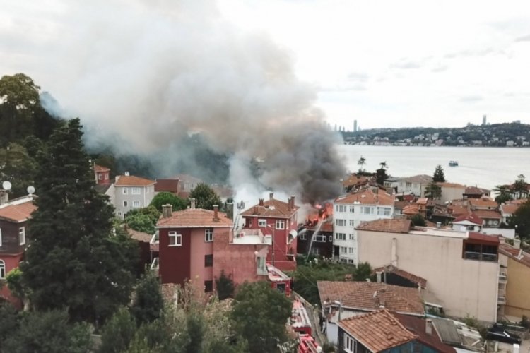 İstanbul'da ahşap bina alev alev yandı