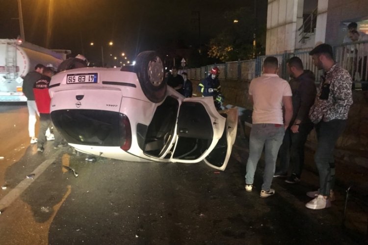 Kocaeli'de takla atan otomobilden sapasağlam &ccedil;ıktılar