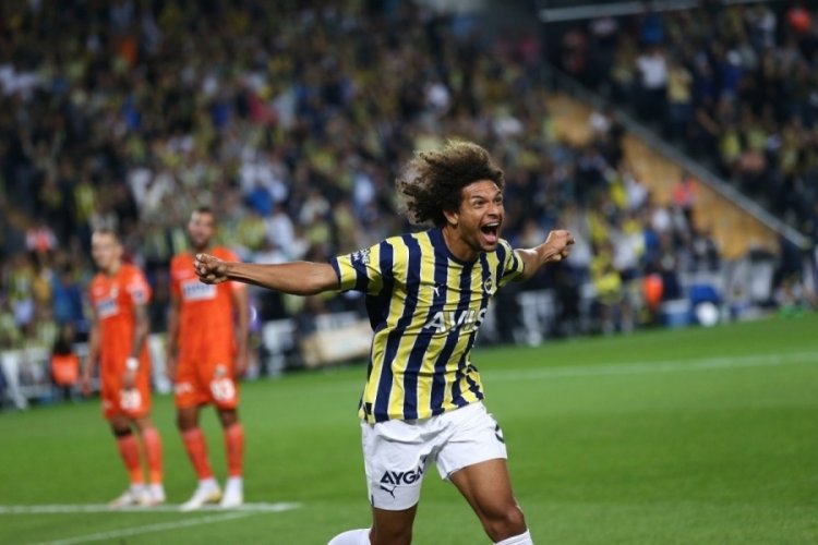 Fenerbah&ccedil;eli Willian Arao, verdiği paslarla dikkat &ccedil;ekiyor