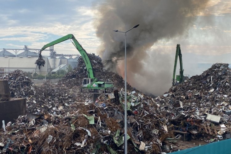 Osmaniye'de, hurda geri d&ouml;n&uuml;ş&uuml;m fabrikasında yangın &ccedil;ıktı