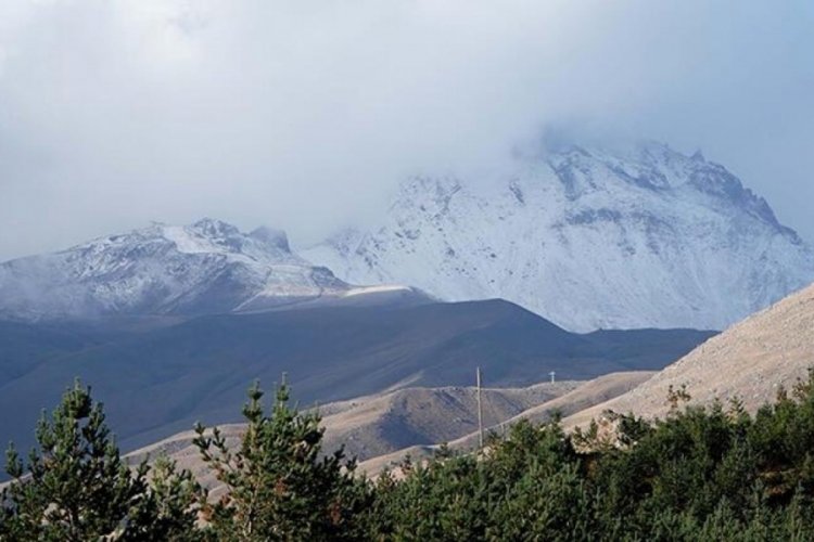 Mevsimin ilk karı Erciyes'e yağdı