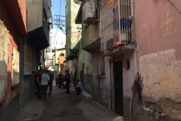 'Almanya'ya g&ouml;t&uuml;receğiz' dedikleri g&ouml;&ccedil;menleri eve kilitlediler