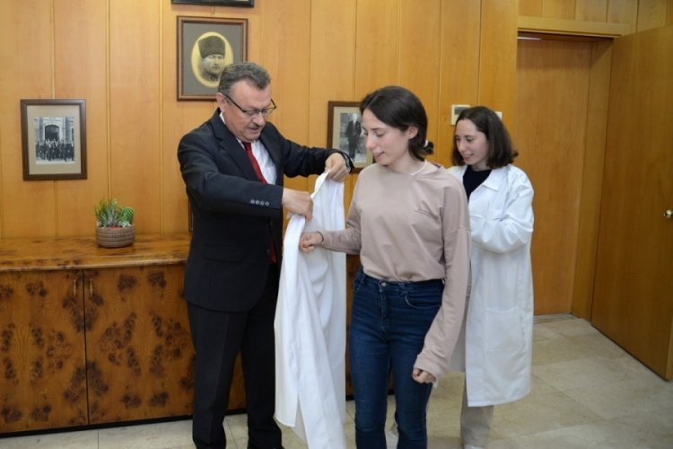 Bursa'da Tıp Fak&uuml;ltesini kazanan ikizlere Rekt&ouml;r'den s&uuml;rpriz