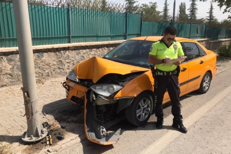 Elazığ'da otomobil direğe &ccedil;arptı: 1 yaralı
