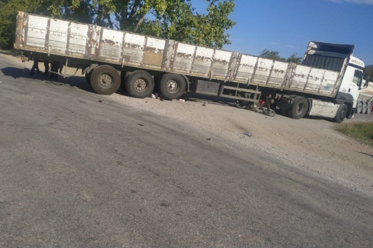 Denizli'de motosiklet tırın altına girdi: 1 &ouml;l&uuml;, 2 ağır yaralı
