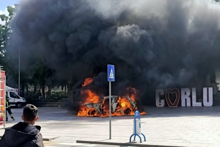 Bor&ccedil;ları nedeniyle bunalım ge&ccedil;irdi, aracını ateşe verdi