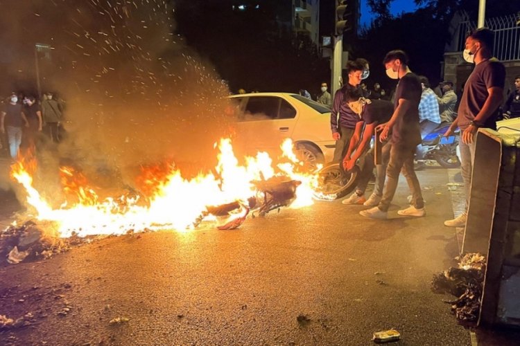 İran'da y&ouml;netim yanlıları da sokağa iniyor