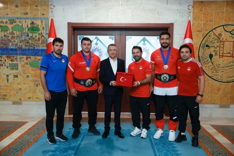 Cumhurbaşkanı Yardımcısı Oktay, milli g&uuml;reş&ccedil;iler Kayaalp ve Akg&uuml;l'&uuml; ağırladı