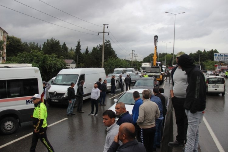 &nbsp;Tır makaslayıp yolu kapatınca trafik fel&ccedil; oldu