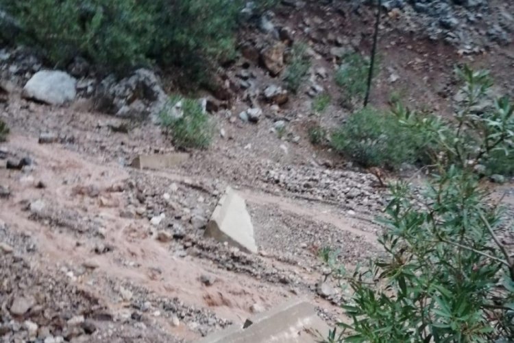 Şiddetli yağış heyelana yol a&ccedil;tı