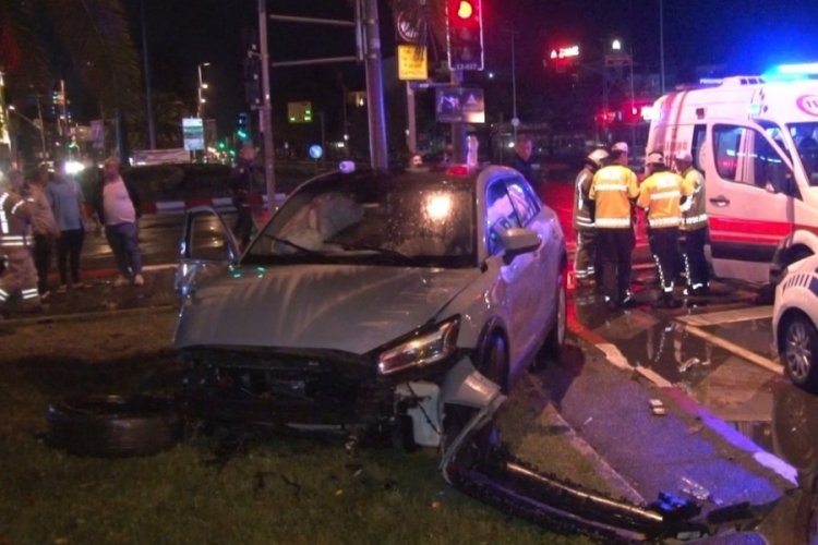 İstanbul'da otomobil otob&uuml;se &ccedil;arptı