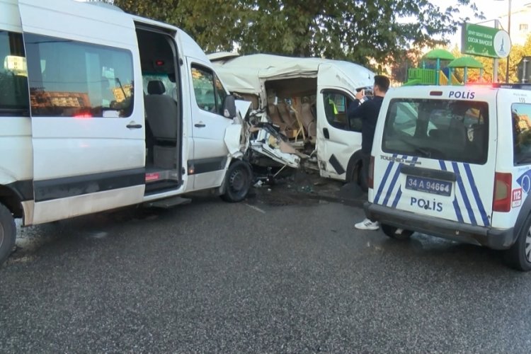 İstanbul'da iki iş&ccedil;i servisi &ccedil;arpıştı: 1'i ağır 4 yaralı