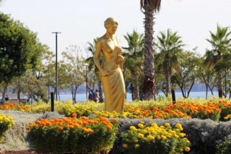 Altın Portakal'ın simgesi Antalya caddelerinde