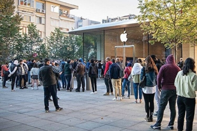 İstanbul'daki Apple mağazalarının &ouml;n&uuml;nde İPhone kuyruğu