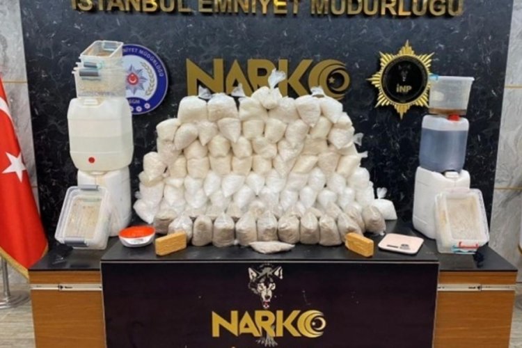 İstanbul'da iki otomobilde 89 kilo uyuşturucu ele ge&ccedil;irildi