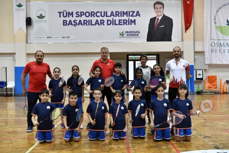 Bursa Osmangazili badmintoncular ışık sa&ccedil;ıyor