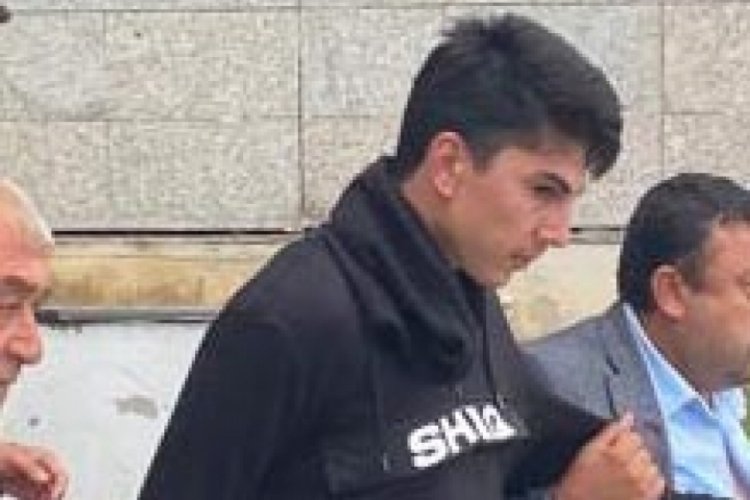 Cinsel istismara uğrayan kızın ağabeyi duruşmada terc&uuml;manı jiletle yaraladı
